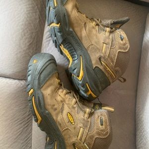 Mens Keen steel toe boots.